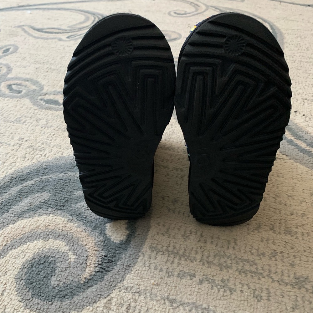 Cute Uggs no flaws in excellent condition - Picture 2 of 7